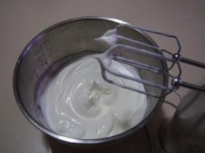 蛋清放在在无水无油的盆子中，分三次加入白糖，滴入几滴柠檬汁，打发至干性发泡状态（此时烤箱可以预热至150度左右）