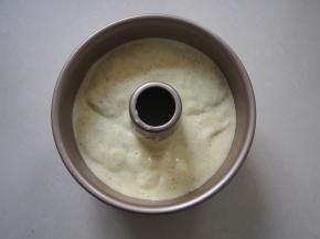 将拌好的面糊倒入蛋白中，翻拌均匀倒入模具中，轻磕几下，震出大气泡,，烤箱上下火150度，中下层，45分钟左右