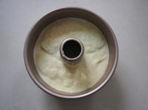 将拌好的面糊倒入蛋白中，翻拌均匀倒入模具中，轻磕几下，震出大气泡,，烤箱上下火150度，中下层，45分钟左右