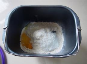 面粉称量好，加入盐和糖，在面包机桶的一侧放入鸡蛋