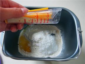 在另一侧放入酵母