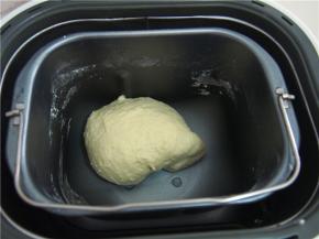 加清水，开启和面程序揉成光滑面团后，加入黄油，继续开启两个揉面程序揉至出膜。发酵至2倍大。