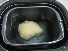 加清水，开启和面程序揉成光滑面团后，加入黄油，继续开启两个揉面程序揉至出膜。发酵至2倍大。