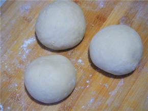 发酵好的面团排气，分成三等份，滚圆松弛10分钟