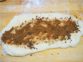 将面团擀成椭圆形，放入红糖馅儿