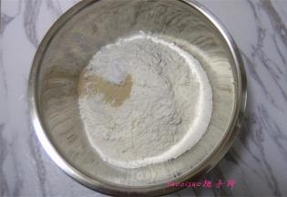 发面盆里放入面粉，酵母粉和白糖加一小勺白糖可以为酵母提供活力，利于发酵；