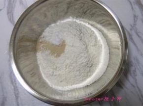 发面盆里放入面粉，酵母粉和白糖加一小勺白糖可以为酵母提供活力，利于发酵；