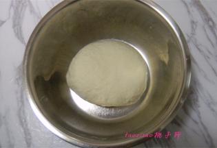 一点点加入凉开水，先用筷子将面粉搅拌成面疙瘩，将面疙瘩用手揉成比较光滑的面团，蒙上保鲜膜，放在温暖处进行基础发酵；