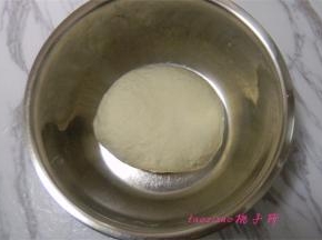 一点点加入凉开水，先用筷子将面粉搅拌成面疙瘩，将面疙瘩用手揉成比较光滑的面团，蒙上保鲜膜，放在温暖处进行基础发酵；