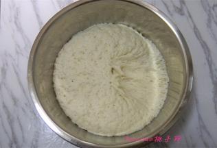 已经发酵好的面团，有很多的蜂窝；