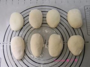 将面团取出放在揉面垫或者案板上，撒少许面粉揉光后，分成小剂子再揉光滑，松弛15分钟；