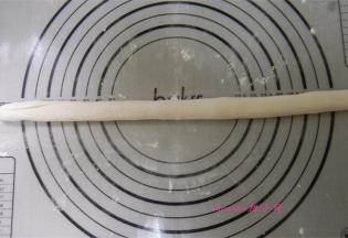 取一面团，搓成香肠三倍长度的长条；