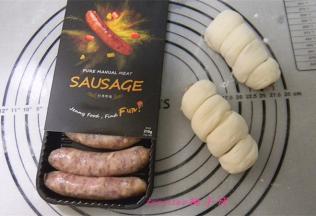 将搓好的面条缠绕在珍妮鲜肉香肠上，把尾部捏紧，室温下醒发30至40分钟（夏季室温较高，醒发时间可以缩短）；