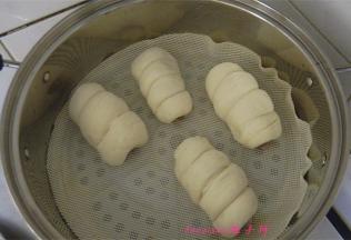 醒发好后，放入蒸锅蒸屉上，开锅后大火蒸15分钟即可。