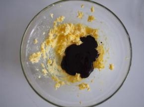 黄油切成小块，室温软化，打发蓬松后加入巧克力酱