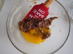 加入鸡蛋，继续打发均匀