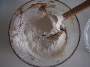 筛入低筋面粉，切拌均匀。同时烤箱预热至170度备用