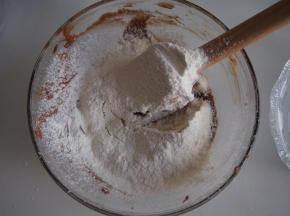 筛入低筋面粉，切拌均匀。同时烤箱预热至170度备用