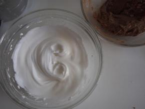 蛋清放入无油无水的碗中，分两次加入白糖打发，打发至打蛋器提起后小尖角直立的硬性发泡状态