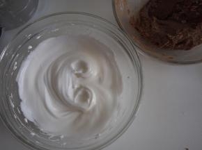 蛋清放入无油无水的碗中，分两次加入白糖打发，打发至打蛋器提起后小尖角直立的硬性发泡状态