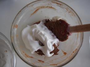 将打发好的蛋清分两次与面糊混合，切拌均匀