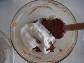 将打发好的蛋清分两次与面糊混合，切拌均匀