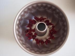 模具底部放入适量蔓越莓