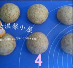 发酵好的面团排气，分割六等份，分别滚圆。盖上保鲜膜，松驰20分钟；