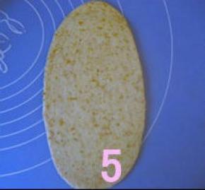 取一松驰好的面团，压扁，擀成椭圆形；