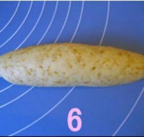 翻面，由下至上卷起，收口捏紧，整成橄榄形状；