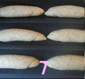 卷好的面团放在模具上或者烤盘上，套上保鲜袋，放温暖处发酵；