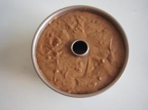 将面糊倒入模具，在桌子上磕几下，震出气泡~模具放入烤箱中层，上下火，30分钟左右即可