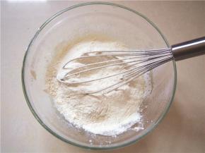 筛入低筋面粉，轻轻搅拌均匀至无颗粒