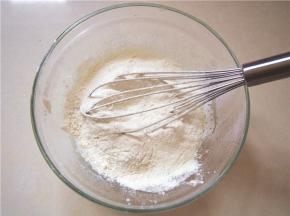 筛入低筋面粉，轻轻搅拌均匀至无颗粒