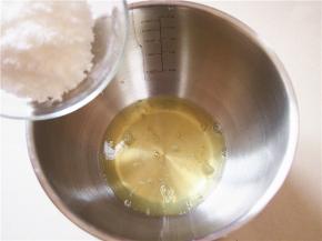 白砂糖分三次加入蛋白中，打发至湿性发泡即可，此时可以开始准备烤箱预热至160度