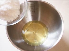 白砂糖分三次加入蛋白中，打发至湿性发泡即可，此时可以开始准备烤箱预热至160度