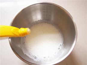 可以滴入几滴柠檬汁帮助打发