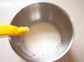 可以滴入几滴柠檬汁帮助打发