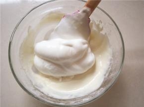 打发好的蛋白加入面粉糊中，切拌均匀