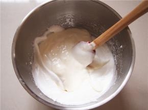 将拌好的面糊倒回蛋白中，切拌均匀