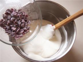 蔓越莓在面粉中过一下，倒入蛋糕糊中，这样不容易沉底