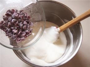 蔓越莓在面粉中过一下，倒入蛋糕糊中，这样不容易沉底