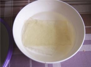 吉利丁放入冰水中，浸泡软