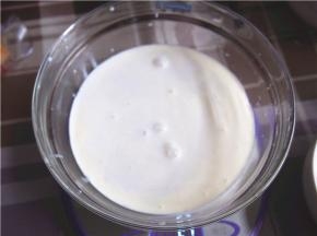 牛奶和椰浆混合搅拌均匀