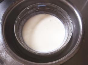 加入淡奶油搅拌均匀，隔水加热至50度左右，加入白糖，搅拌融化