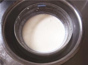 加入淡奶油搅拌均匀，隔水加热至50度左右，加入白糖，搅拌融化