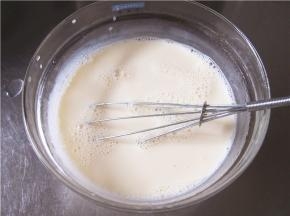 用打蛋器搅拌均匀