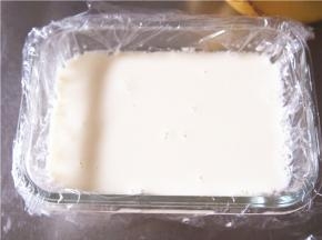 晾凉后倒入铺有保鲜膜的容器中，放入冰箱冷藏凝固