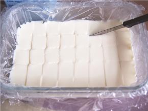 取出后用小刀切成小块，沾满椰蓉即可