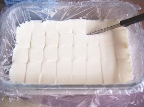 取出后用小刀切成小块，沾满椰蓉即可